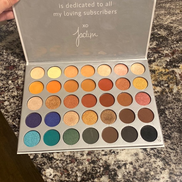 The Jaclyn Hill and Morphe palette - Picture 2 of 2